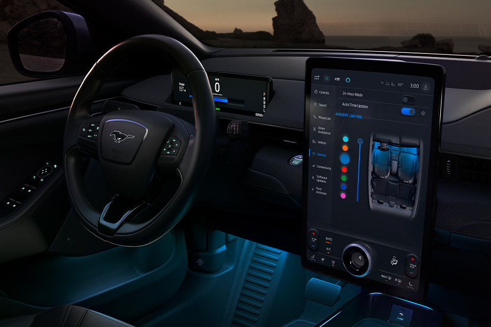 Interieur Ford Mustang Mach-E van SYNC4 scherm, het stuur en dashboard