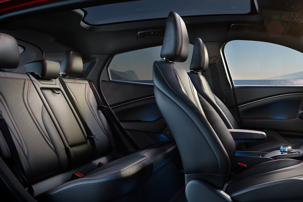 Zijaanzien van Ford Mustang Mach-E interieur stoelen