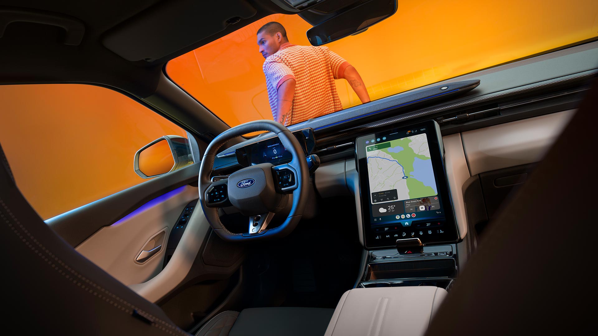 Het interieur van de nieuwe elektrische Ford Capri® met groot touchscreen en cloud-verbonden satellietnavigatiesysteem.