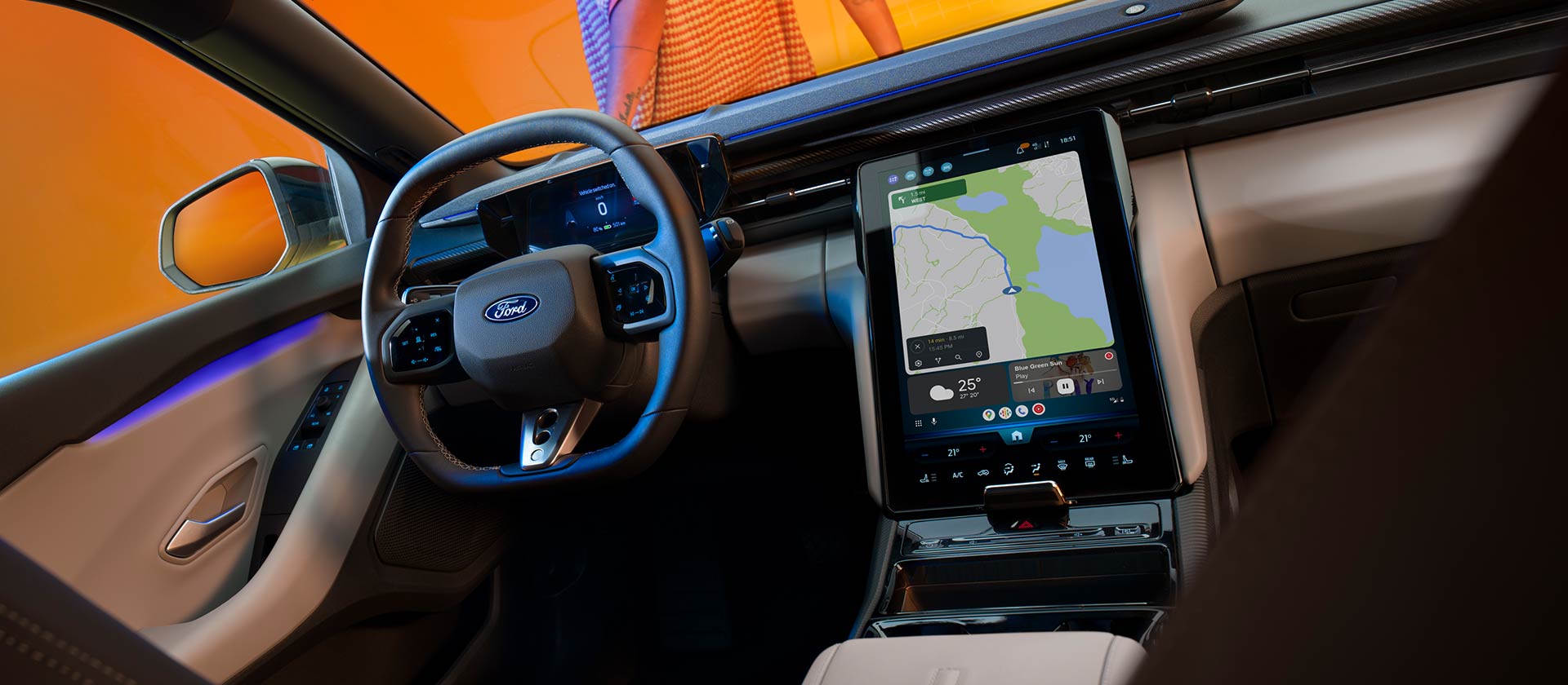 Het interieur van de nieuwe elektrische Ford Capri® met groot touchscreen en cloud-verbonden satellietnavigatiesysteem.